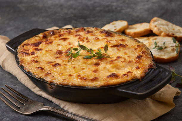 fischerkuchen mit käsigem kartoffelpüree - kartoffelauflauf stock-fotos und bilder