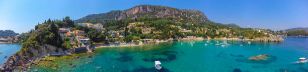 ギリシャコルフ島のパレオカストリッツァの航空写真 - corfu greece sea beach ストックフォトと画像