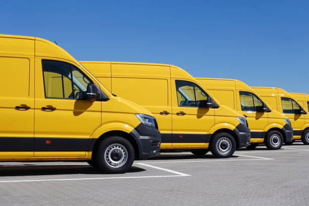 furgonetas de reparto amarillas - fleet of vehicles fotografías e imágenes de stock