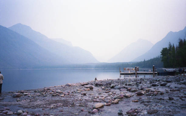 フォギーレイクマクドナルド氷河国立公園モンタナ - montana mountain mcdonald lake us glacier national park ストックフォトと画像