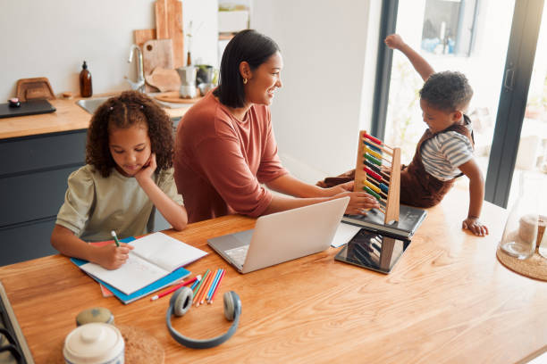 Homeschool, education and distance learning for children while mother helps son and daughter. Parent teaching and bonding with kids with home school homework, and education test for math and English educación en el hogar, educación y aprendizaje a distancia para los niños, mientras que la madre ayuda a los hijos e hijas. enseñanza de los padres y vinculación con los niños con la tarea de la escuela en el hogar, y la prueba de educación para mat