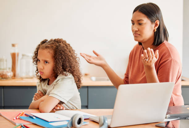 混乱した親は、動揺した娘を教え、ホームスクールの怒りや悲しい子供のオンライン授業の仕事。母親は、うつ病、不安、または教育学習障害を持つ失礼な少女を理解していません。 - daughter distraught little girls worried ストックフォトと画像