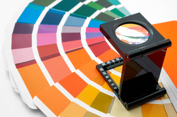 lupa de impressão usada para examinar o conceito de gráfico de cores para verificação de cores, analisar a qualidade das cores de saída da impressão e ampliar a amostra colorida - computer printer printing out printout multi colored - fotografias e filmes do acervo