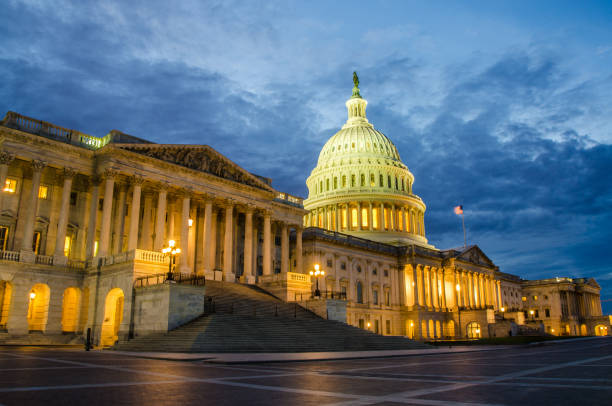 front facade of washington dc capitol at night - washington dc architecture nobody american flag imagens e fotografias de stock