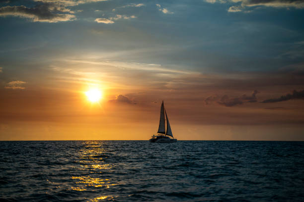 catamarã navegando ao pôr do sol na praia de nápoles - florida naples florida beach sunset - fotografias e filmes do acervo