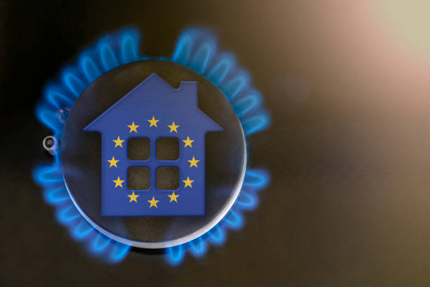gas crisis. Rising utility costs in European Union. Energy crisis, export-import problems in Europe. The concept, gas burner and house model are colored in the colors of the flag crisis del gas. aumento de los costes de los servicios públicos en la unión europea. crisis energética, problemas de exportación-importación en europa. el concepto, el quemador de gas y el modelo de la casa están coloreados en los colores de la bande