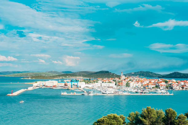 vista aérea del pueblo de betina en la isla de murter, croacia - kornati fotografías e imágenes de stock