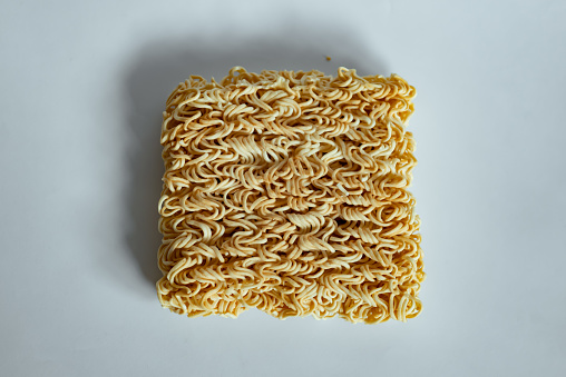 Mie Instan Tersumbat Dengan Latar Belakang Putih Foto Stok - Unduh