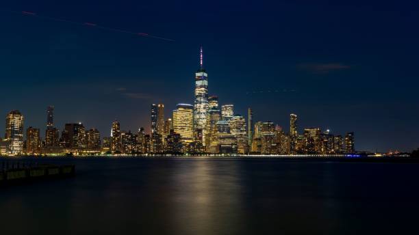 夜のマンハッタン市内の美しい景色。 - manhattan new york city night skyline ストックフォトと画像