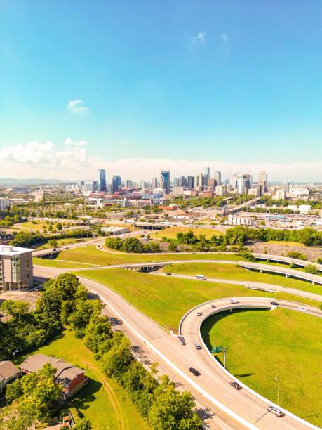 vista vertical del paisaje urbano aéreo de nashville con sus modernas carreteras y edificios - tennessee house nashville residential structure fotografías e imágenes de stock