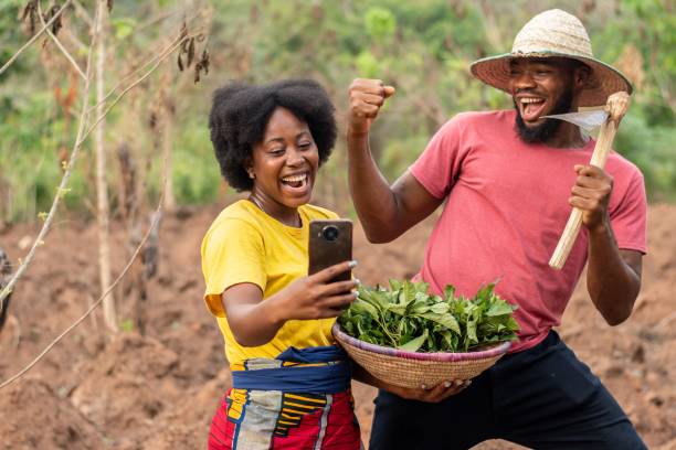 agricultores africanos verificando um telefone ver notícias emocionantes - rural africa - fotografias e filmes do acervo