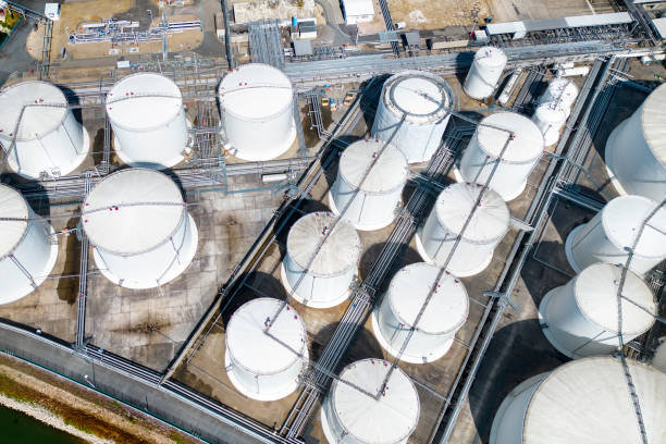zbiorniki paliwa i oleju, rafineria - widok z lotu ptaka - oil refinery refinery fuel storage tank germany zdjęcia i obrazy z banku zdjęć