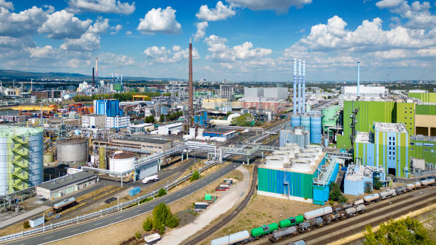 zakłady przemysłowe na zewnątrz - widok z lotu ptaka - oil refinery refinery fuel storage tank germany zdjęcia i obrazy z banku zdjęć