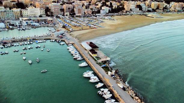 vista de los barcos en el puerto con los edificios de la ciudad al fondo. - tripoli fotografías e imágenes de stock