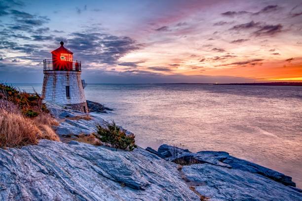 coucher du soleil à castle hill lighthous. newport, rhode island - rhode island photos et images de collection