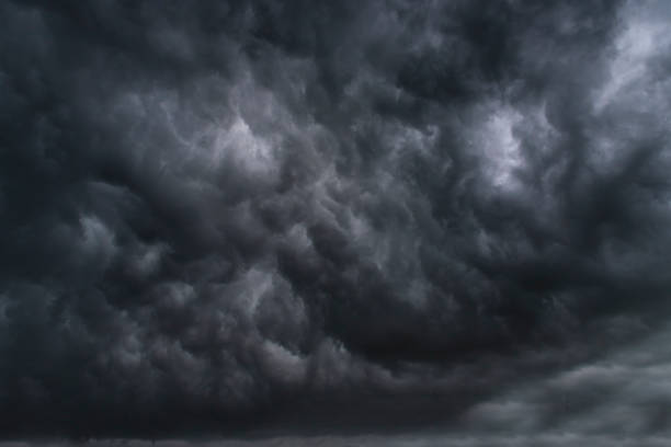 劇的な暗い嵐の雨雲黒い空の背景。暗い雷雨雲雨の雰囲気。気象学の危険風嵐の災害気候。暗い雲の嵐の災害暗い灰色の雲の空 - cumulus cloud cloud sky only cumulonimbus ストックフォトと画像