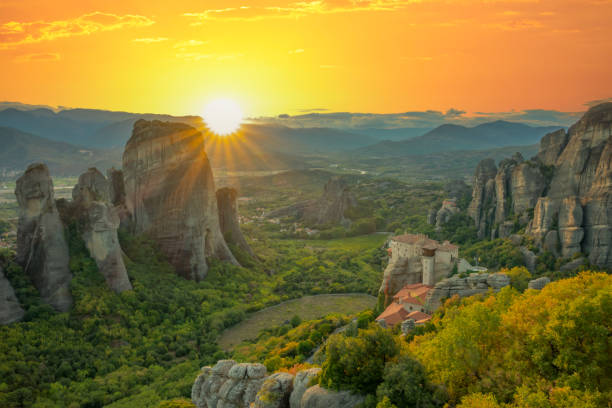 tramonto sull'abbazia rocciosa greca a kalambaka - kalambaka foto e immagini stock