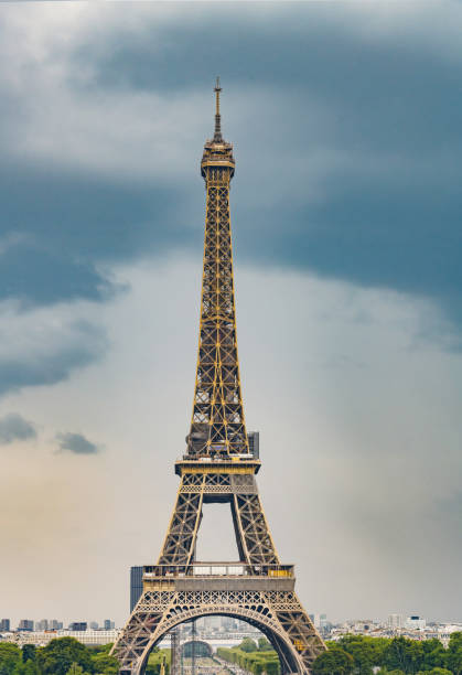 eiffelturm in paris - eiffel tower stock-fotos und bilder