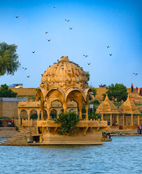 gadisar lake . - jaisalmer imagens e fotografias de stock