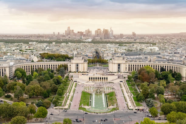 vue aérienne de paris depuis la tour eiffel avec le palais de chaillot - palais de chaillot photos et images de collection