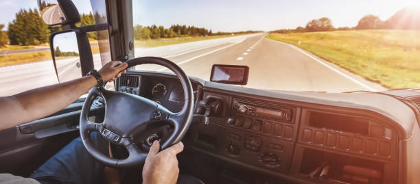 autista di semi-camion seduto e alla guida del suo veicolo - car vehicle interior inside of dashboard foto e immagini stock