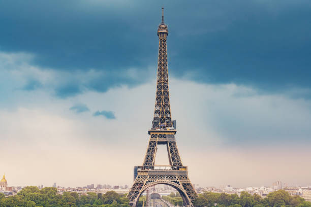 эйфелева башня в париже - eiffel tower paris france famous place france стоковые фото и изображения