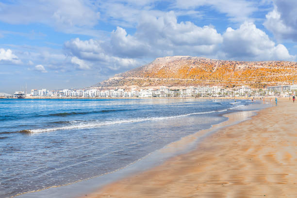 アガディールビーチのある風景、モロッコ - agadir ストックフォトと画像