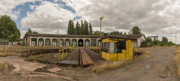 rotonde historique avec plateau tournant à weyhe, basse-saxe, allemagne - railroad junction audio photos et images de collection