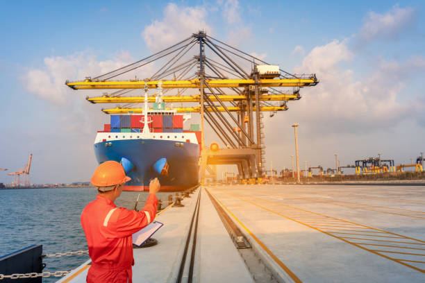 tripulante ou capataz trabalhando em guindaste de verificação e controle para carregar grande tanque de navio de contêiner de carga para transporte de serviço logístico conceito portuário de quintal . - commercial dock audio - fotografias e filmes do acervo