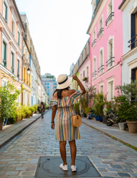 giovani donne in gita a parigi visitando le strade colorate di parigi, cremieux street rue cremieux - citytrip foto e immagini stock