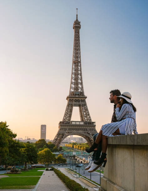 torre eiffel all'alba a parigi francia, torre dell'eifel di parigi in un giorno d'estate - paris france heterosexual couple couple french culture foto e immagini stock