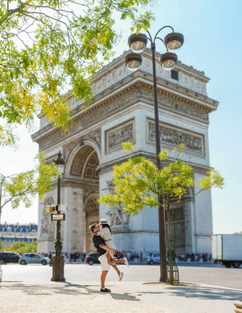 coppia in gita in città a parigi visitando avenue des champs-elysees parigi francia arco di trionfo - paris france heterosexual couple couple french culture foto e immagini stock