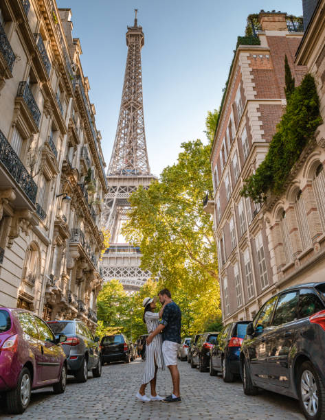 torre eiffel all'alba a parigi francia, torre dell'eifel di parigi in un giorno d'estate - paris france heterosexual couple couple french culture foto e immagini stock