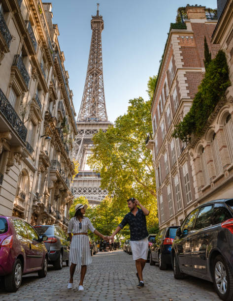 torre eiffel all'alba a parigi francia, torre dell'eifel di parigi in un giorno d'estate - paris france heterosexual couple couple french culture foto e immagini stock