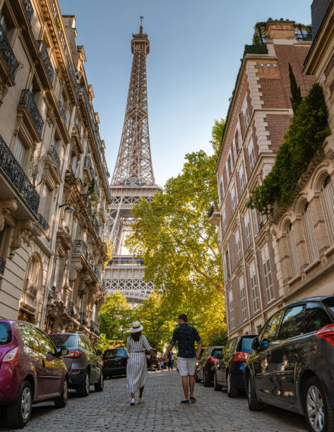 torre eiffel all'alba a parigi francia, torre dell'eifel di parigi in un giorno d'estate - paris france heterosexual couple couple french culture foto e immagini stock