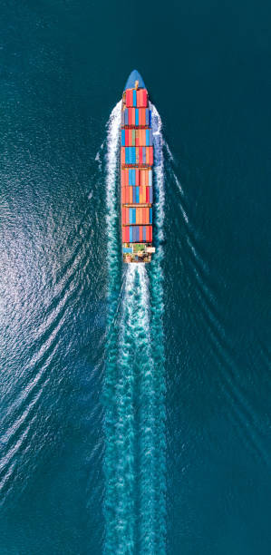 аэропортретный вид умного грузового судна с контраилом в океанском море судно, перевозящее контейнер из таможенного контейнерного склада, - industrial ship фотографии стоковые фото и изображения