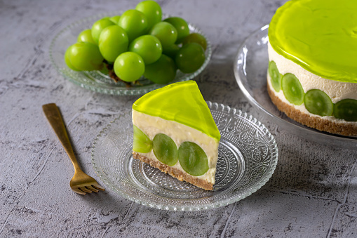 No bake cheesecake with grapes and green jelly