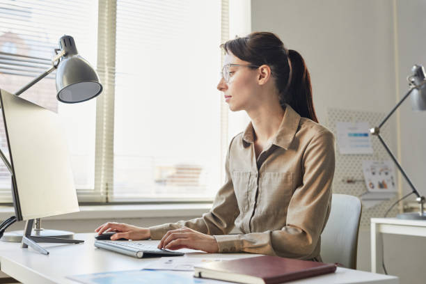 istock Female Boss In Office Minimal 1421308918