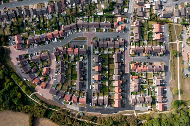 vista aerea direttamente sopra un nuovo complesso residenziale ai margini di un villaggio - characterless foto e immagini stock