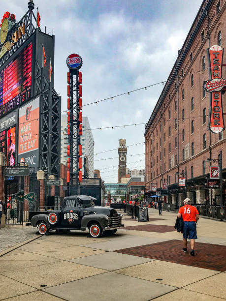 en regardant la rue eutaw jusqu’à l’entrée de camden yards avec des fans de baseball - stadium baseball baseballs camden yards photos et images de collection