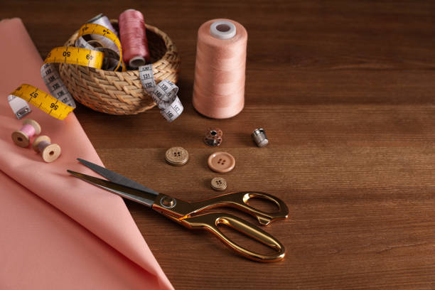 juego de suministros y accesorios de costura sobre mesa de madera - sewing box fotografías e imágenes de stock