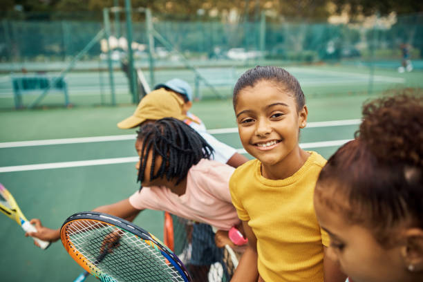 tênis, equipe de esportes infantis e exercício de estudantes de esportes em uma quadra de treinamento com estudante indiano. retrato de uma criança da índia com amigos fazendo uma educação física, trabalho em equipe e treino infantil - tennis child childhood sport - fotografias e filmes do acervo