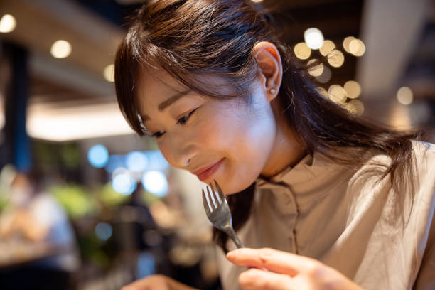 istock Female freelance worker eating dessert in cafe 1421318713