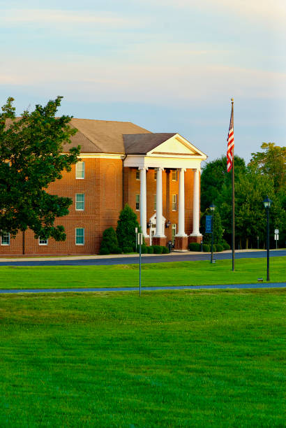 red hill building, patrick henry college, purcellville, virginia (미국) - vertical copy space grass area column 뉴스 사진 이미지