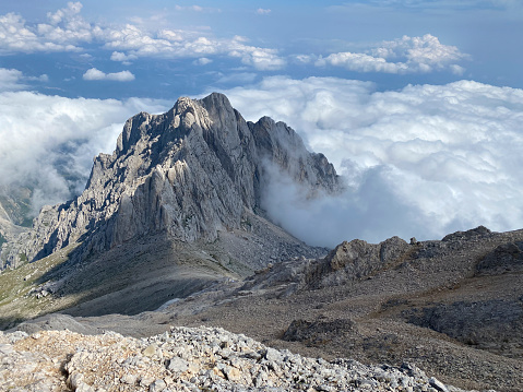 Cima de la montaña Gran Sasso vista desde arriba photo