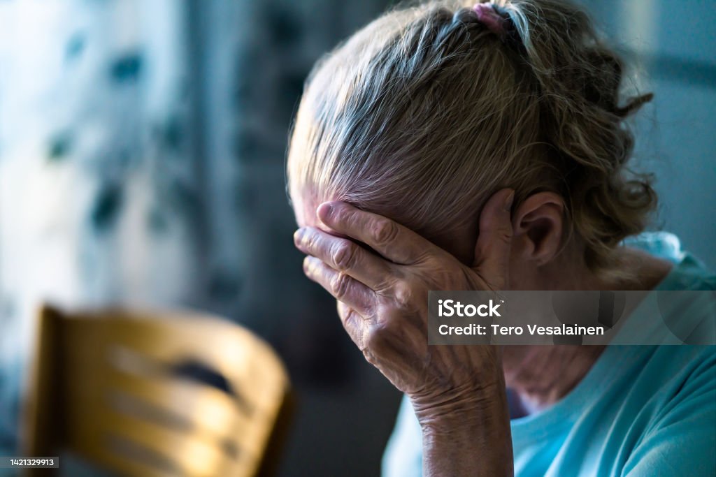 Sad senior old woman. Lonely from loss or sick with headache. Upset patient in retirement home with stress or pain. Alzheimer, depression, senility or dementia. - Royalty-free Bunama hastalığı Stok görsel