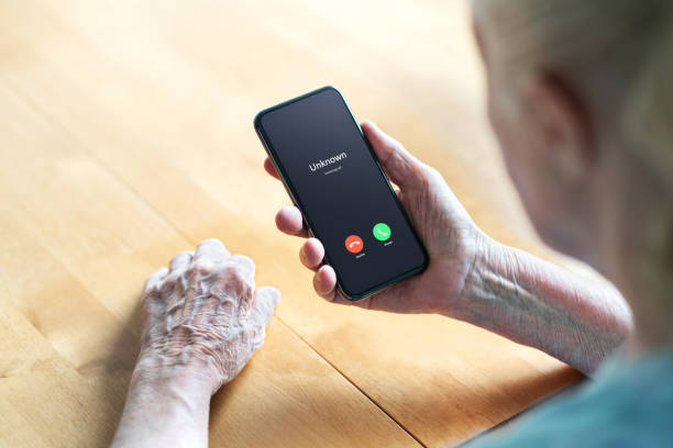 phone call to old woman from scam or fraud caller. elder senior answering to unknown number. smartphone scammer or mobile hoax, catfish or phishing concept. stalker or stranger. - scam 個照片及圖片檔