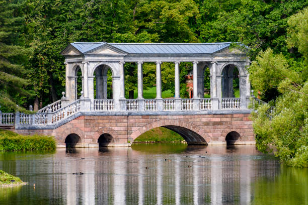 ponte di marmo in estate nel parco di caterina, tsarskoe selo (pushkin), san pietroburgo, russia - catherine park foto e immagini stock