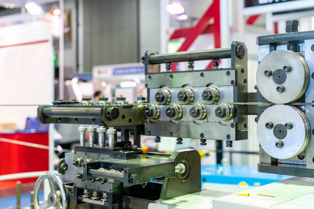 unité de poulie d’alimentation à rouleaux ou à fils pour le matériel de guidage et d’alimentation de la machine de fabrication automatique de broches ou de bouchons ou de la cintreuse de fils 3d dans l’industrie - bending metal cnc steel photos et images de collection