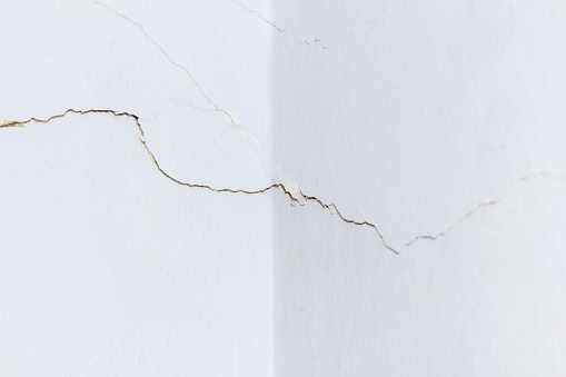 A wall that needs urgent repair. A lot of cracks have formed on old wall in room, which need to be to putty